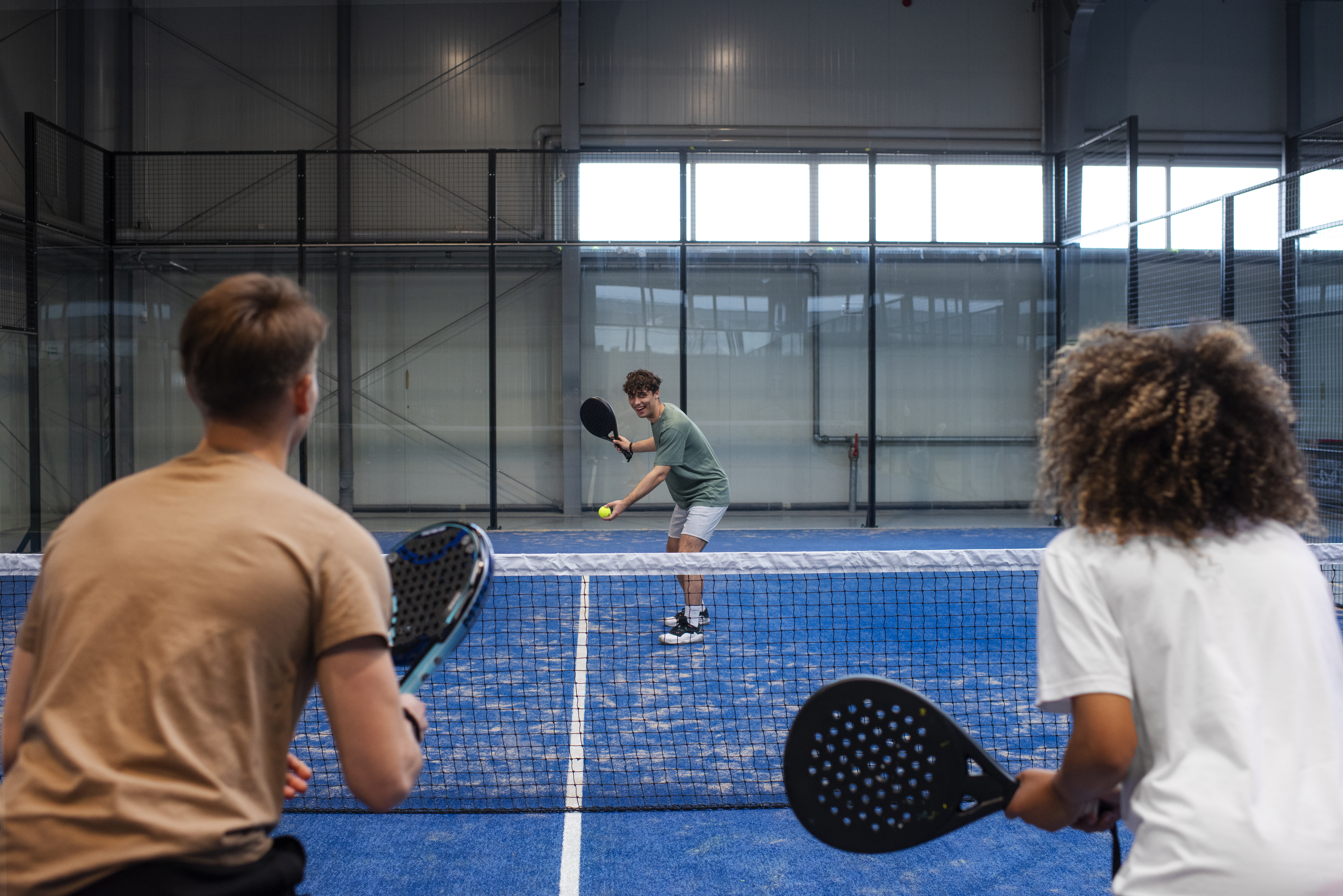 personnes-jouant-au-paddle-tennis-a-l-interieur